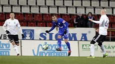Olomoucký Martin Sladký (v modrém uprost�ed) odehrává mí� p�ed blí�ící se...