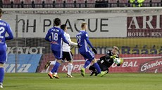 Branká Olomouce Michal Reichl (v erném) stahuje mí do bezpeí své nárue.