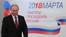 Vladimir Putin odevzdal svj hlas v nedli ráno v jedné z volebních místností v...