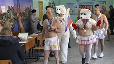Ve mst Barnaul pili hlasovat i lední medvdi a otuilci. (18. bezna 2018)