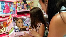 Legenda padla. Snímek z obchodu Toys R Us na newyorském bulváru Times Square v...