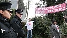 Na Andreje Babiše čekala před sídlem Libereckého kraje skupinka demonstrantů...