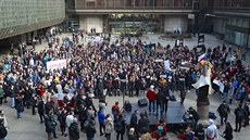 Studenti stedních i vysokých kol vyli ve tvrtek v poledne ped budovy kol,...