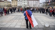 Studenti stedních i vysokých kol vyli ve tvrtek v poledne ped budovy kol,...