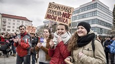 Studenti stedních i vysokých kol vyli ve tvrtek v poledne ped budovy kol,...