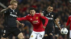 Jesse Lingard, fotbalista Manchesteru United ztratil mí v souboji s dvma...