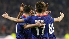Fotbalisté CSKA Moskva se radují z gólu proti Lyonu v odvetném utkání...