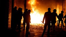 Plameny v ulicích pi násilných nepokojích v Madridu