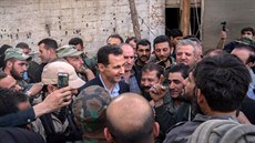 Syrský prezident Bašár Asad se ve východní Ghútě setkal s vojáky a obyvateli,...