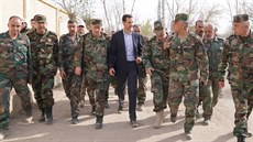 Syrský prezident Bašár Asad se ve východní Ghútě setkal s vojáky a obyvateli,...