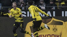 André Schürrle (vlevo) z Borussie Dortmund slaví gól se svým spoluhráem Michy...