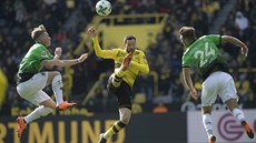 Dortmundský Gonzalo Castro (uprosted) v souboji s hrái Hannoveru.