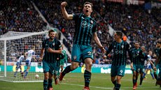 Pierre-Emile Höjbjerg ze Southamptonu se raduje z gólu do sít Wiganu.