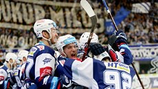 Hokejisté Komety Brno se radují v zápase proti Vítkovicím, který jim zajistil...