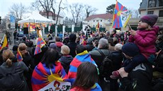 Shromáždění na podporu lidských práv v Tibetu před čínskou ambasádou v Praze.