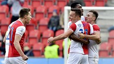 Stanislav Tecl  (tetí zprava) se spoluhrái ze Slavie Milanem kodou (vlevo),...