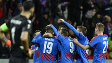 Plze�tí fotbalisté se radují z gólu Marka Bako�e v osmifinálové odvet�...