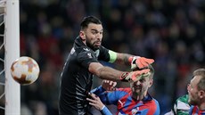 Branká Rui Patricio ze Sportingu Lisabon v akci v osmifinálové odvet Evropské...