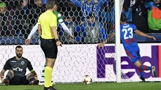 Branká� Rui Patricio ze Sportingu Lisabon na zemi, plze�ský úto�ník Marek Bako�...