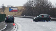 Pi váné dopravní nehod na 10. kilometru dálnice D7 ve smru z Prahy na Slaný...