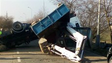 Pi dopravní nehod se pevrátilo na stechu nákladní auto. Nehoda se obela...