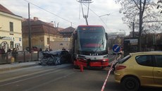 V ulici Na Slupi se srazila tramvaj s osobním autem. Doprava je na míst...