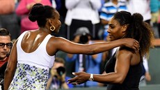 Venus a Serena (vpravo) Williamsovy na turnaji v Indian Wells.