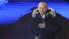 Znovuzvolený ruský prezident Vladimir Putin promlouvá ke svým p�íznivc�m poblí�...