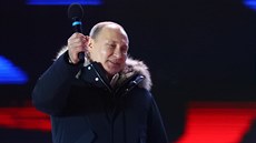 Znovuzvolený ruský prezident Vladimir Putin slaví se svými píznivci vítzství...