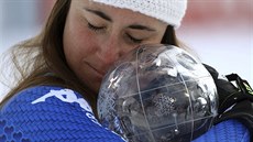 Italská lyaka Sofia Goggiaová s malým globem za celkový triumf v hodnocení...
