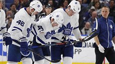 Roman Polák (vlevo) a Jake Gardiner z Toronta pomáhají na stídaku zrannému...