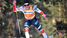 Norský b�ec na ly�ích Johannes Hösflot Klaebo. na trati sprintu ve Falunu.