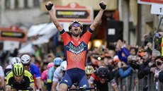Vincenzo Nibali projídí vítzn cílem závodu Milán - San Remo.