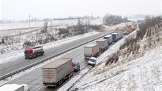 P�i dopravní nehod� na D1 u Ostravy ho�el kamion. Zablokoval dva jízdní pruhy.