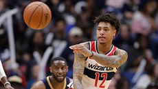 Kelly Oubre (vpravo) z Washingtonu pihrává v utkání s New Orleans.