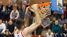 Pardubický pivot Kamil �vrdlík sme�uje do ko�e Olomoucka.