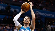 Frank Kaminsky III. z Charlotte stílí na ko Phoenixu.