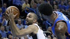 Tony Parker (vlevo) ze San Antonia útoí na ko Oklahoma City kolem Paula...