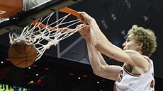 Lauri Markkanen z Chicaga smeuje.