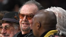 Jack Nicholson a Floyd Mayweather Jr. (zády) rozebírají hru LA Lakers a...