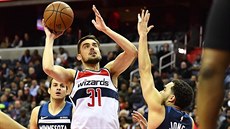 Tomá Satoranský (31) z Washingtonu zakonuje na ko Minnesoty pes Tyuse...