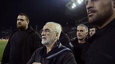Ivan Savvidis, majitel PAOK Solu, vbhl s bodyguardy na hit pi utkání s...