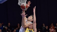 Janulis Larentzakis (vpravo) z AEK Atény a Petr Benda z Nymburka v podko�ovém...