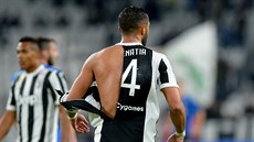 Medhi Benatia z Juventusu přišel během zápasu s Atalantou o část dresu.