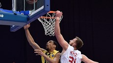 Vince Hunter (vlevo) z AEK Atény zakon�uje kolem nymburského Martina K�í�e.