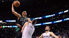 Jayson Tatum (v erném) z Bostonu útoí na ko Washingtonu pes Marcina...