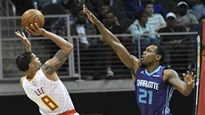 Damion Lee (vlevo) z Atlanty stílí na ko Charlotte pes Treveona Grahama.