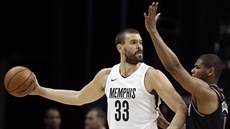 Marc Gasol (vlevo) z Memphisu hledá prostor k pihrávce kolem Cristiana Felicia...