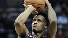 Antonio Blakeney z Chicaga stílí trestný hod.