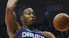 Dwight Howard z Charlotte smeuje do koe Atlanty.